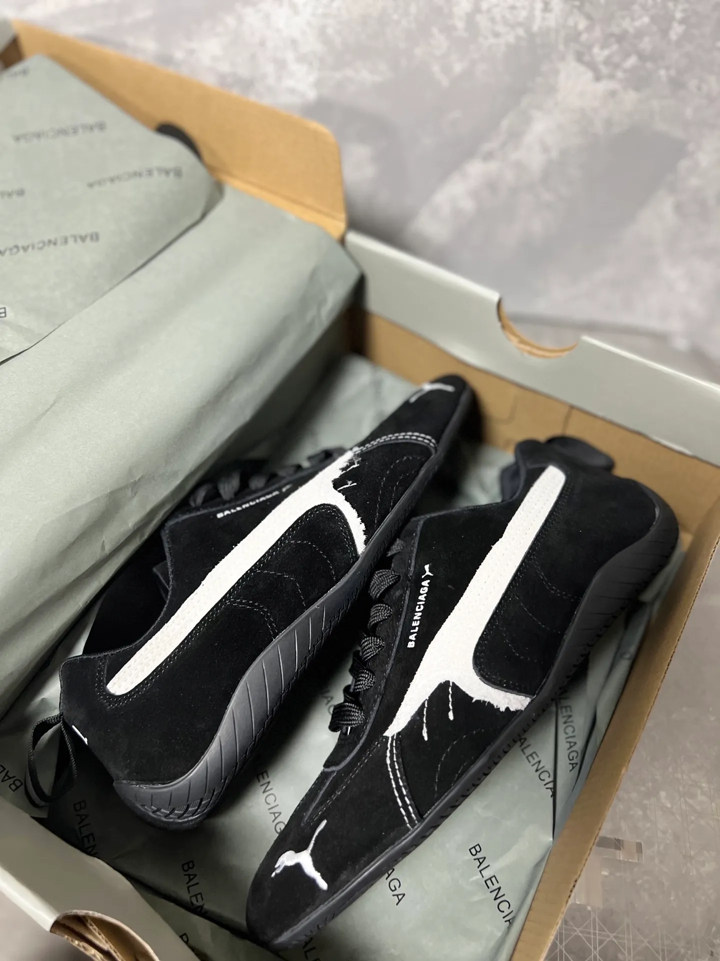 👟👟Ex-factory price 480👟👟 PUMA co-branded Balenciaga: Who knows! This pair of distressed and war-damaged Speedcats are so good-looking. The thin-soled sneakers have been upgraded to 2.0, which destroys the aesthetics of the street. More than half of the classic PUMA stripes on the side of the shoes have been "violently torn". The distressed treatment has a sense of ruined art, and it becomes the focus of the street in seconds! Hot stamping double logo + gold foil size mark on the heel, the details give a high-end feel Code number: 35-44 (45 customized)